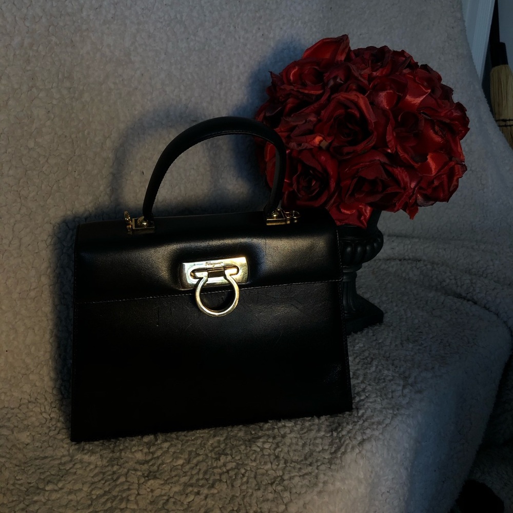 👜100% Authentic Ferragamo Gancini Kelly Ba…